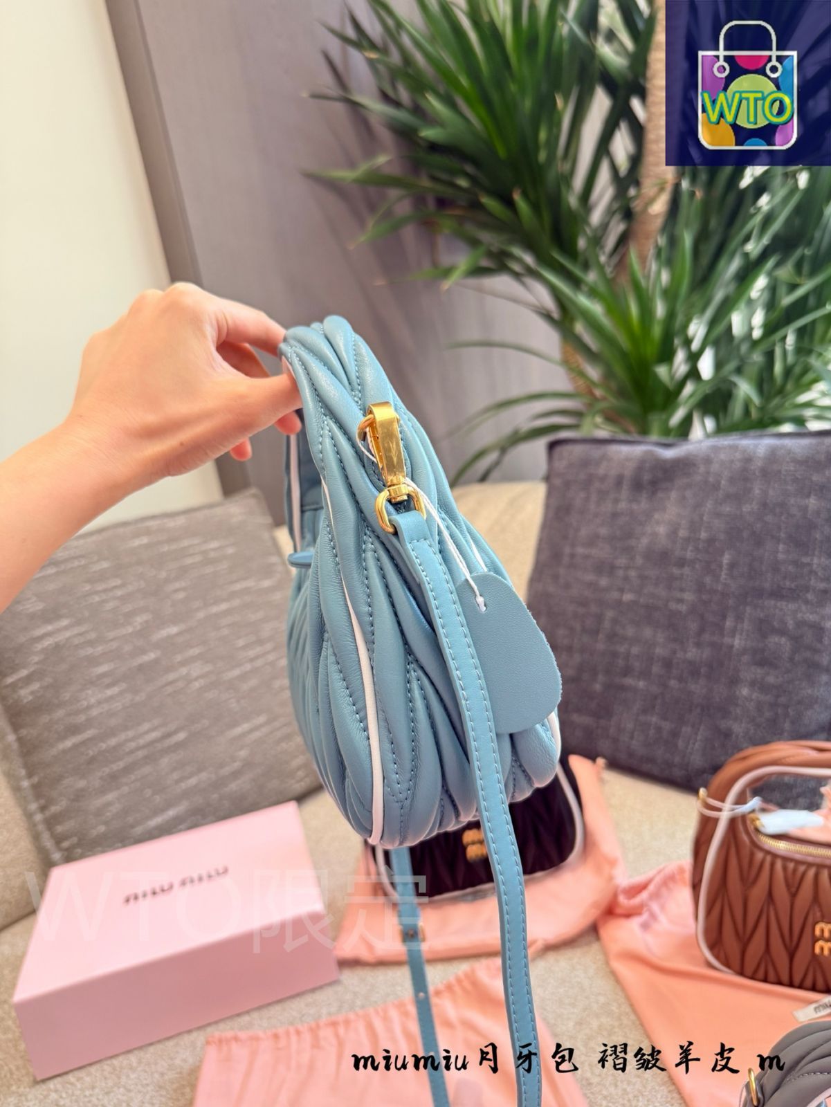 今日 MiuMiu 2025 SS キルト ボウリングバッグ - ホボ ニュー -WTO輸入2