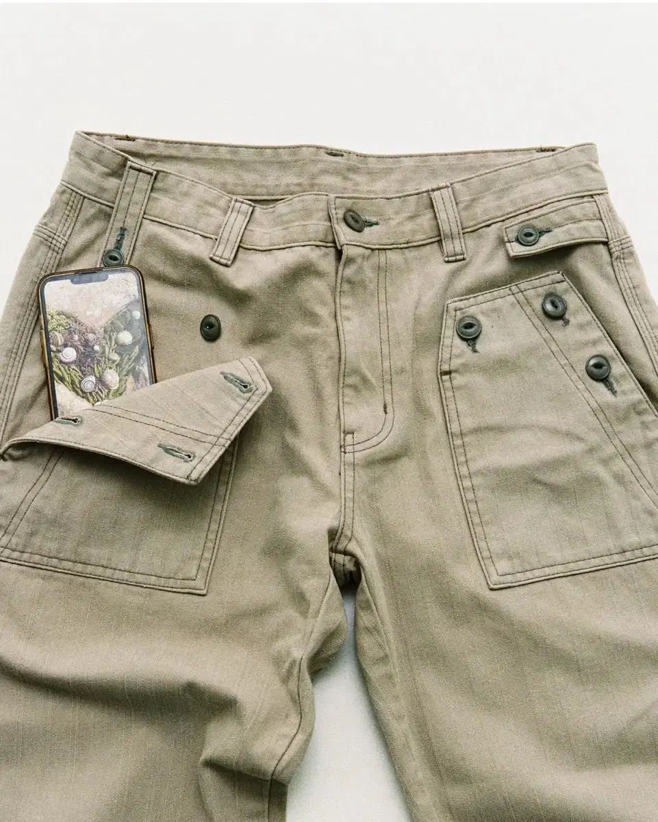 ウェルビーイングエクスプレス ボタン ディテール パンツ チャコール M