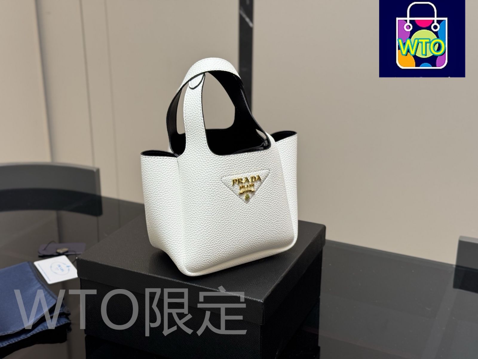 ラスト1点早い者勝ちです⚠️取り置きしてませんPRADAホワイトレザートートバッグ 今日特価】Prada レザー トートバッグ！国内送料無料！限定在庫セール