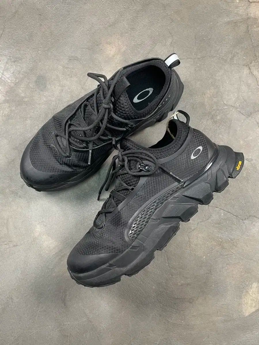オークリー トリプル ブラック ライトシールド シューズ