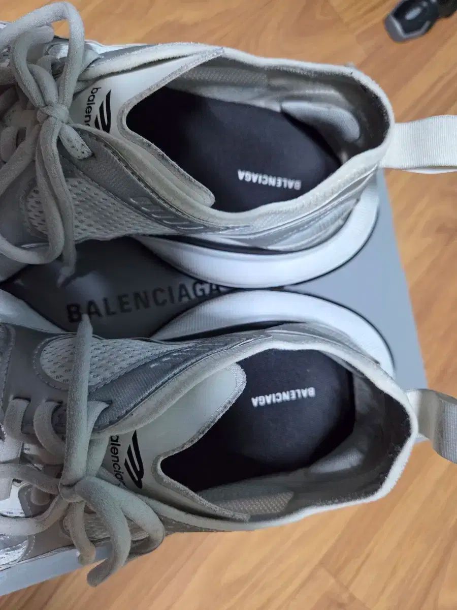 バレンシアガ サーキット 白/シルバー 42 - メルカリ