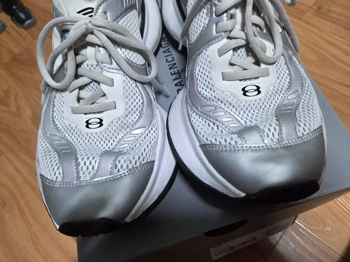 バレンシアガ サーキット 白/シルバー 42 - メルカリ