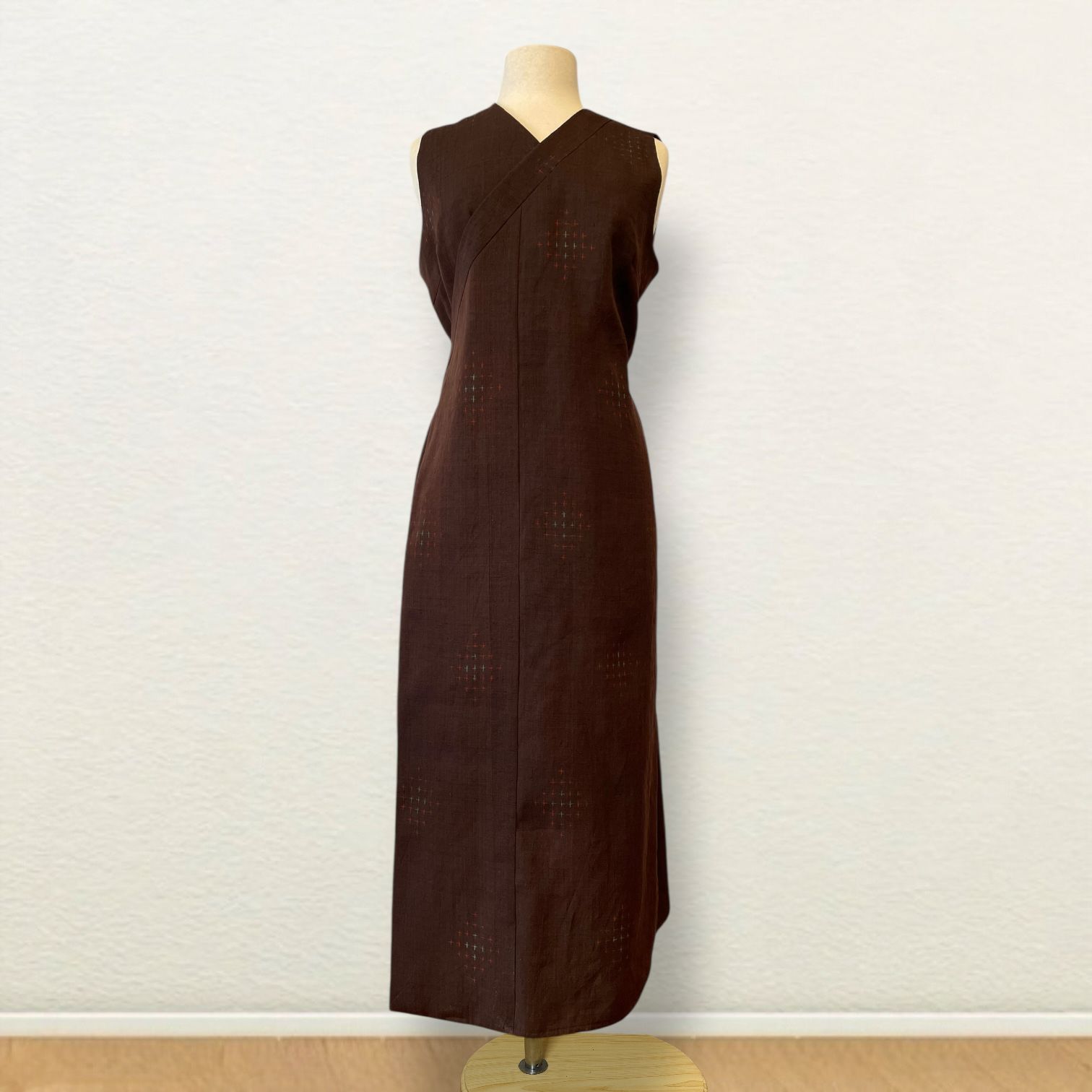  Newデザイン ︎本場結城紬 着物リメイク茶道ドレス 大きめ 大人な茶色にポイント のお着物で作った 茶道お稽古着 サッシュベルト付き 逆勝手兼用 手さげ袋付き 紬 着物