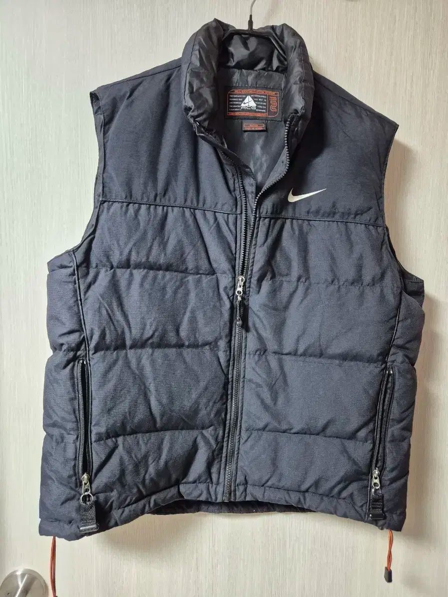 ナイキ acg ブラック ロゴ ダウンパデッド ベスト 100 ダウンベスト