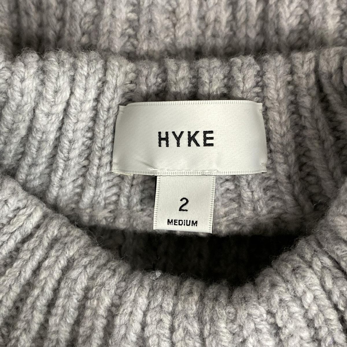 ライトグレー クルーネック