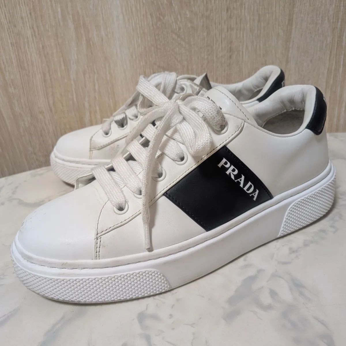 PRADA プラダ ロゴ入り レザースニーカー 1E223M - メルカリ