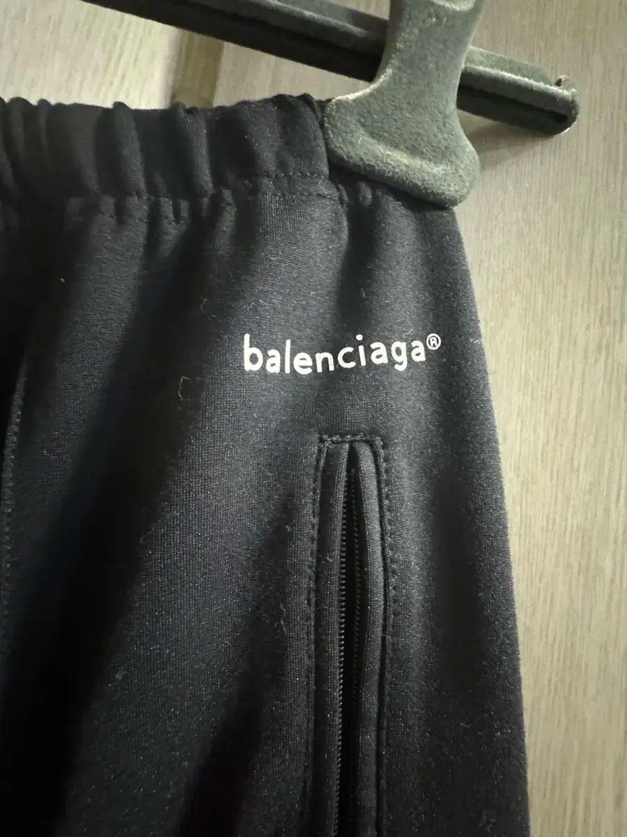 バレンシアガ ブラック トラック パンツ