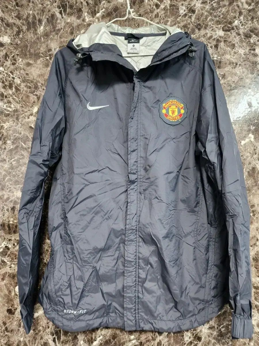 マンチェスターユナイテッド NIKE ウィンドブレーカー M - メルカリ