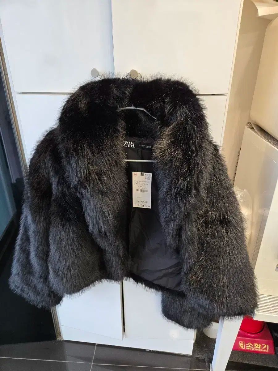 ZARA ブラック ファー ジャケット Mサイズ - メルカリ