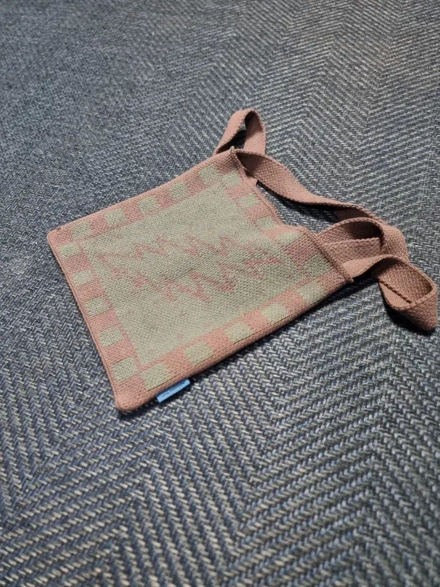 ディスイズネバーザット GD ライトニング クマ ニット クロスバッグ