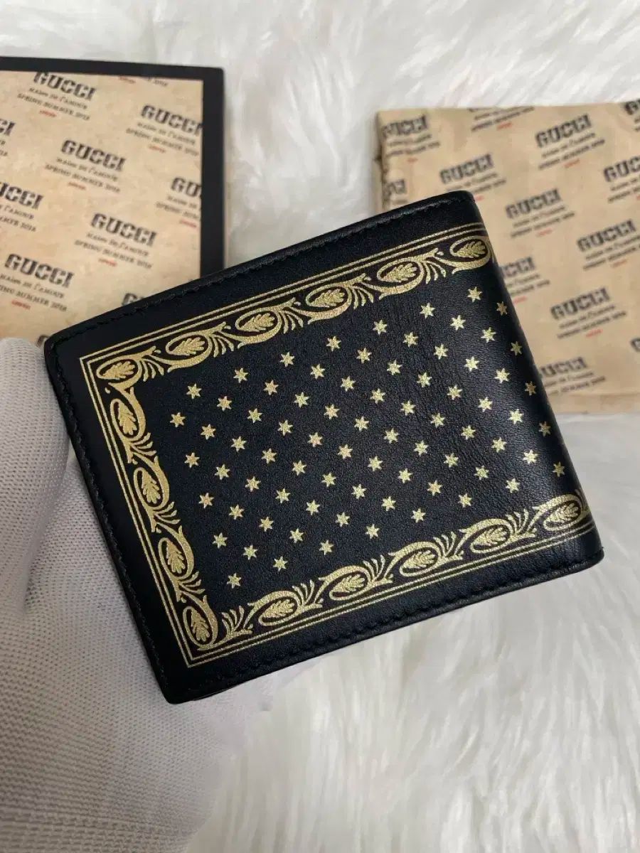 級 モデル GUCCI ジーユー GUCCY GOLD ロゴ 二つ折り財布