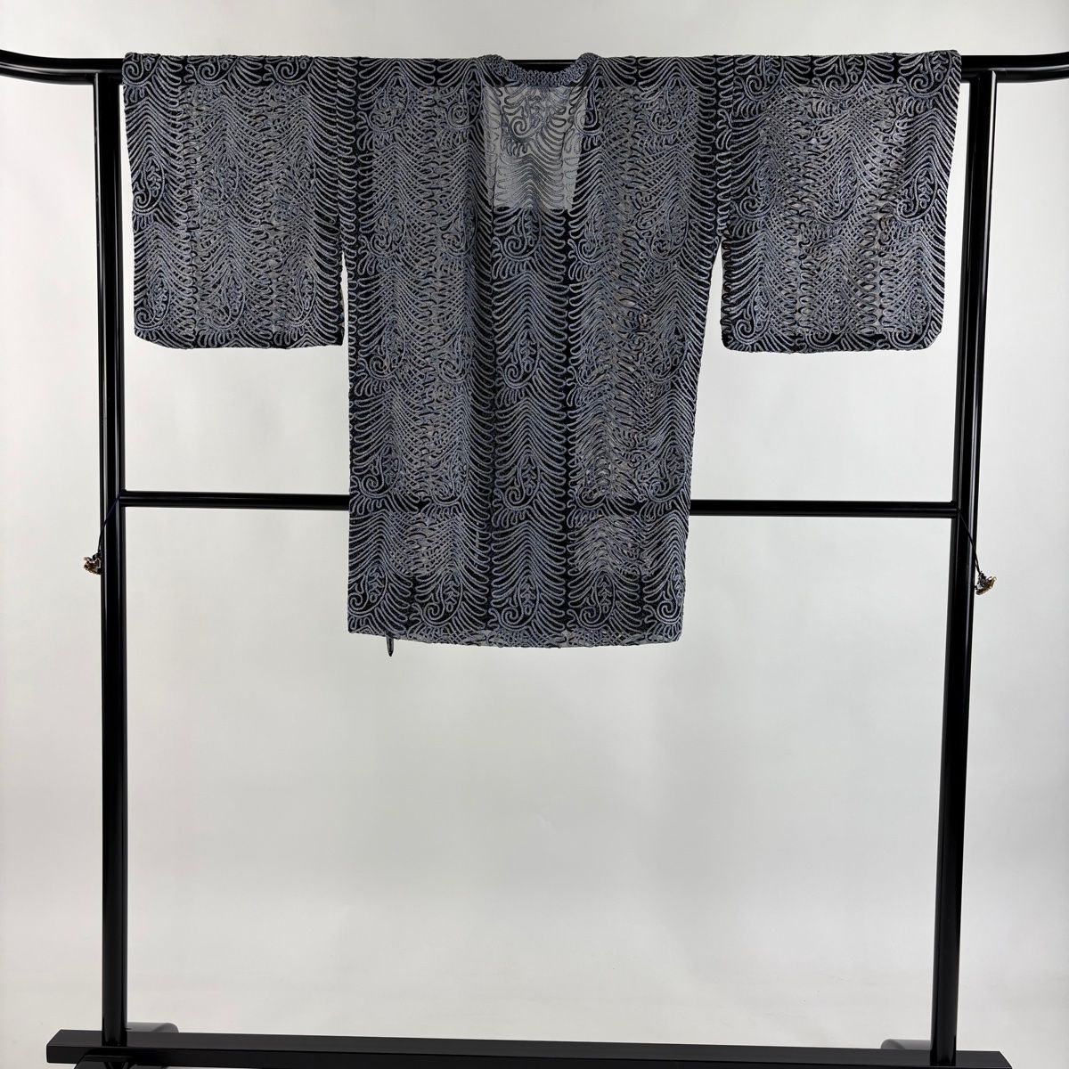 道行 身丈87.5 cm 裄丈66 M 無月 和装コート 角衿 唐草 金糸 青黒 化繊 名品