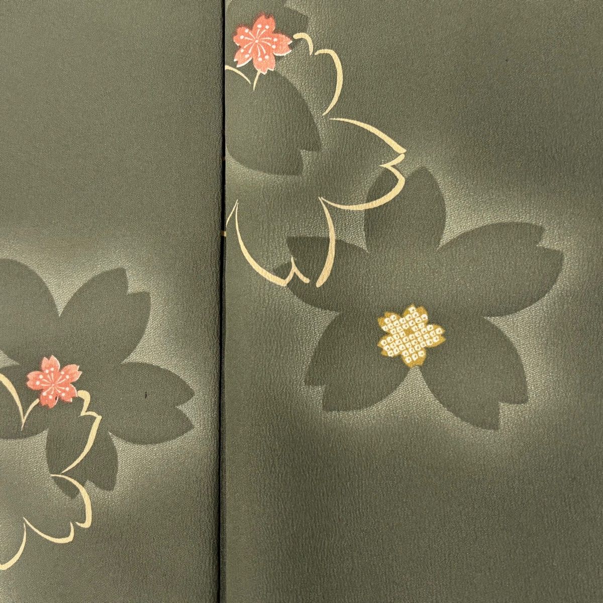 ★専用★未使用品 小紋 グリーンベージュ 桜花 身丈163cm裄丈70cm正絹 未使用品 小紋 グリーンベージュ 桜花 縮緬地 身丈163cm裄丈70cm正絹