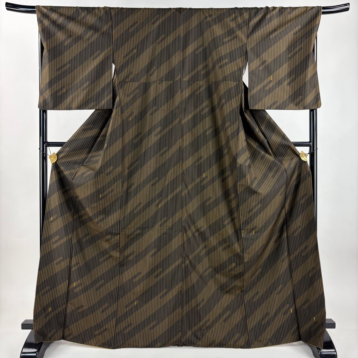 小紋 身丈169.5 cm 裄丈69 L 袷 大島紬地 やまと 証紙 ヱ霞 縦縞模様 刺繍 茶緑色 正絹