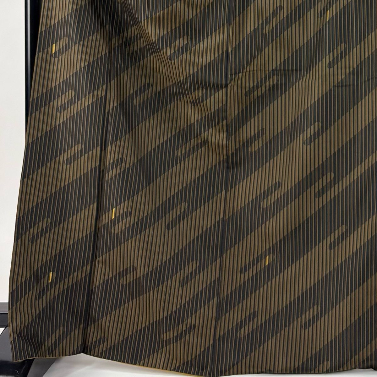 小紋 身丈169 5 cm 裄丈69 L 袷 大島紬地 やまと 証紙 ヱ霞 縦縞模様 刺繍 茶緑色 正絹