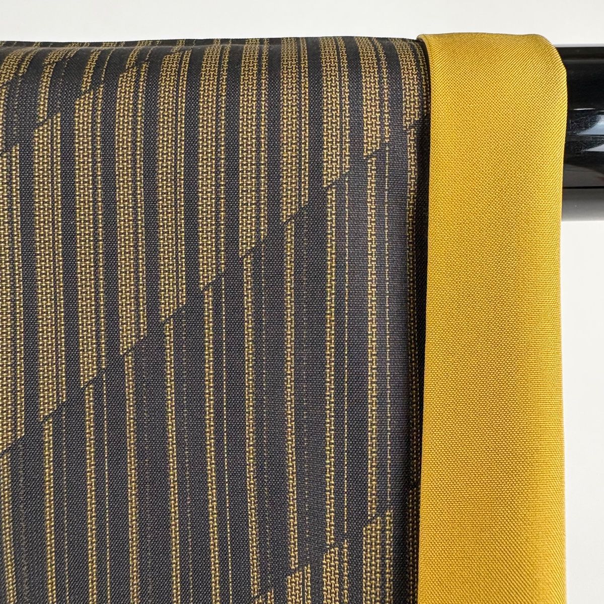  小紋 身丈169 5 cm 裄丈69 L 袷 大島紬地 やまと 証紙 ヱ霞 縦縞模様 刺繍 茶緑色 正絹 小紋 着物