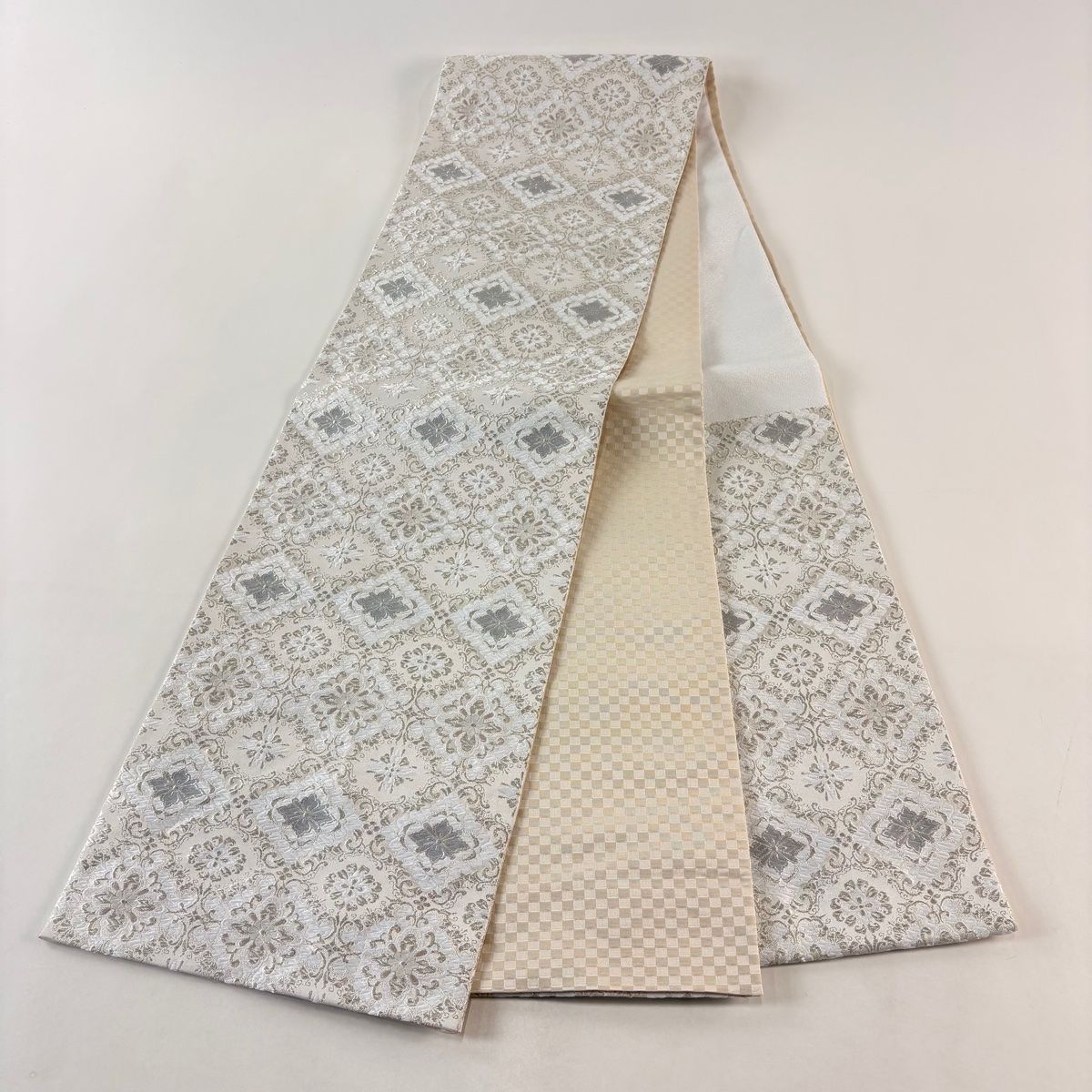 E 花菱模様 銀糸 淡色 パステル 白 華文 全通 正絹 フォーマルな袋帯 32 美品】 袋帯 優品 華文 花菱 銀糸 唐織 銀色 六通 化繊 【中古