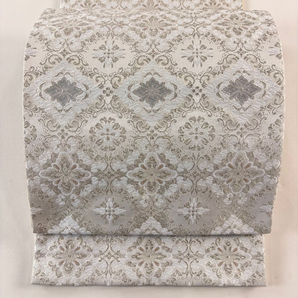 美品】 袋帯 優品 華文 花菱 銀糸 唐織 銀色 六通 化繊 【中古