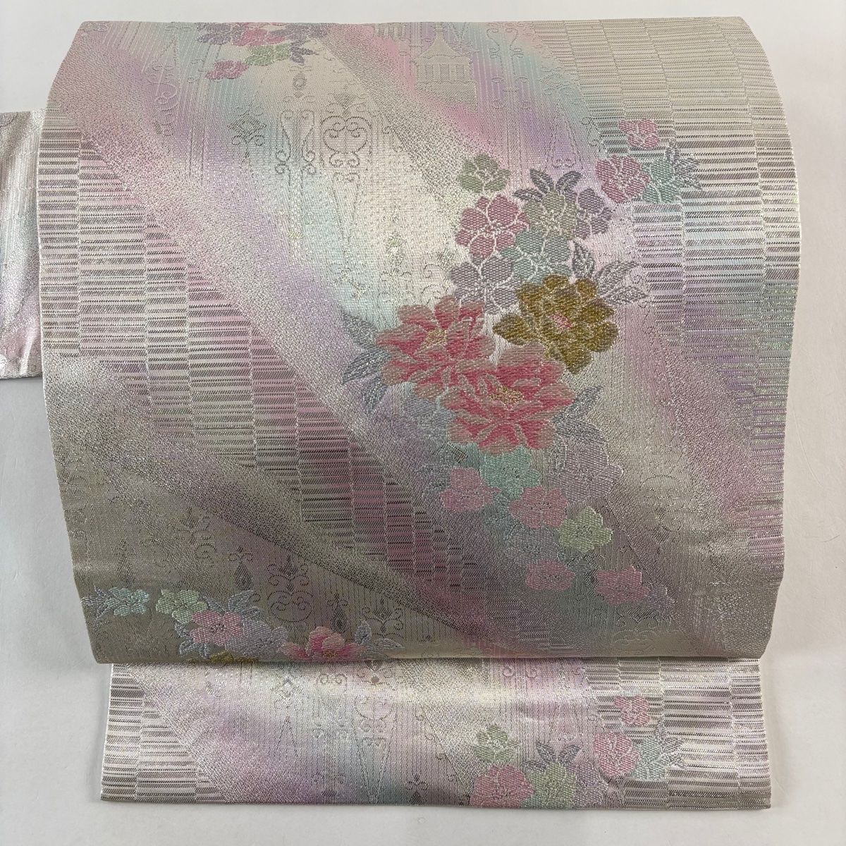 お買得！クリーニング済みです。名古屋帯　銀糸の花刺繍　薄紫 お買得！クリーニング済みです。名古屋帯 銀糸の花刺繍 薄紫