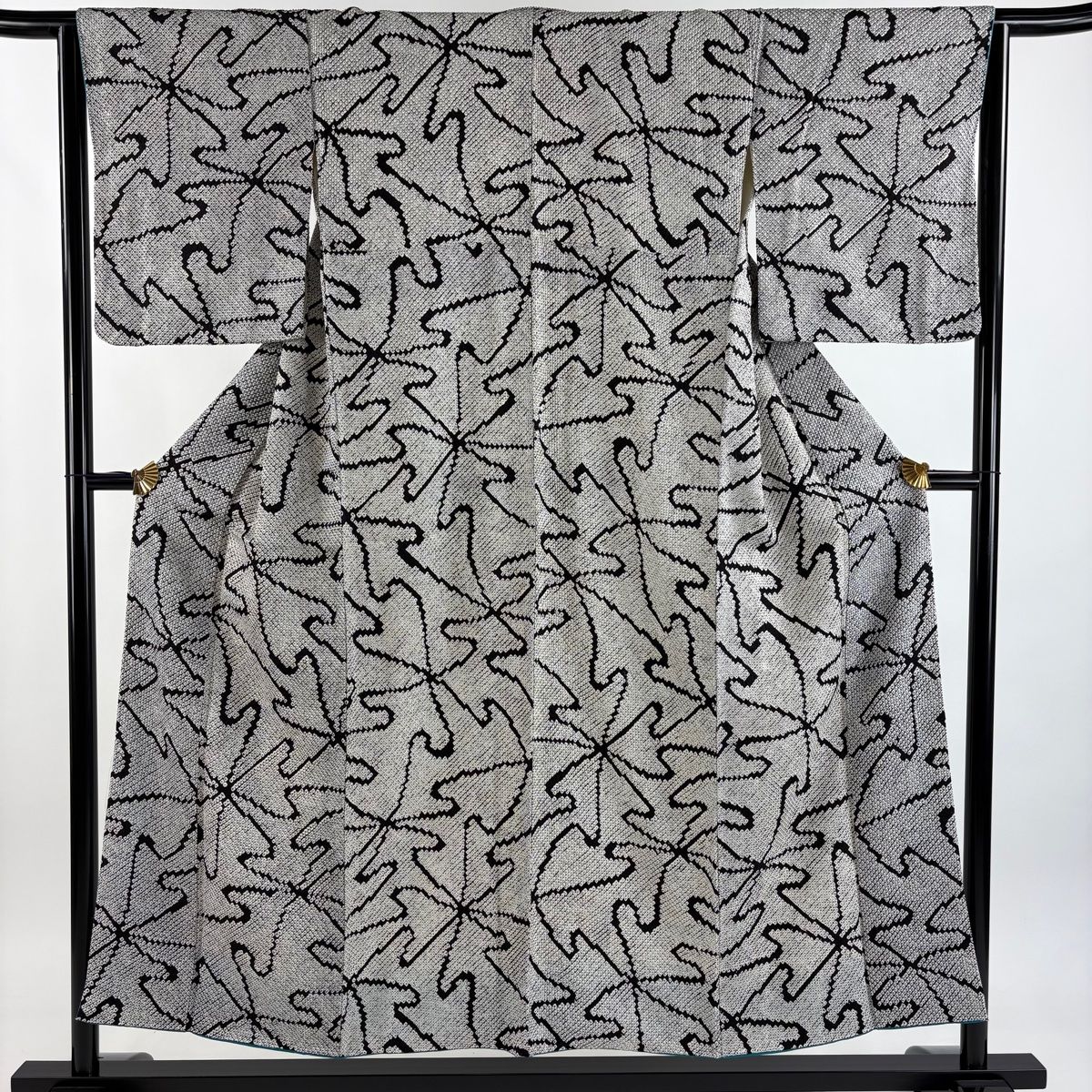 縫い絞りに片寄せ模様◆袷◆正絹◆小紋 片野絞り（折縫い絞り） 蝶華紋 墨紺 - 月日荘［つきひそう］ ONLINE SHOP