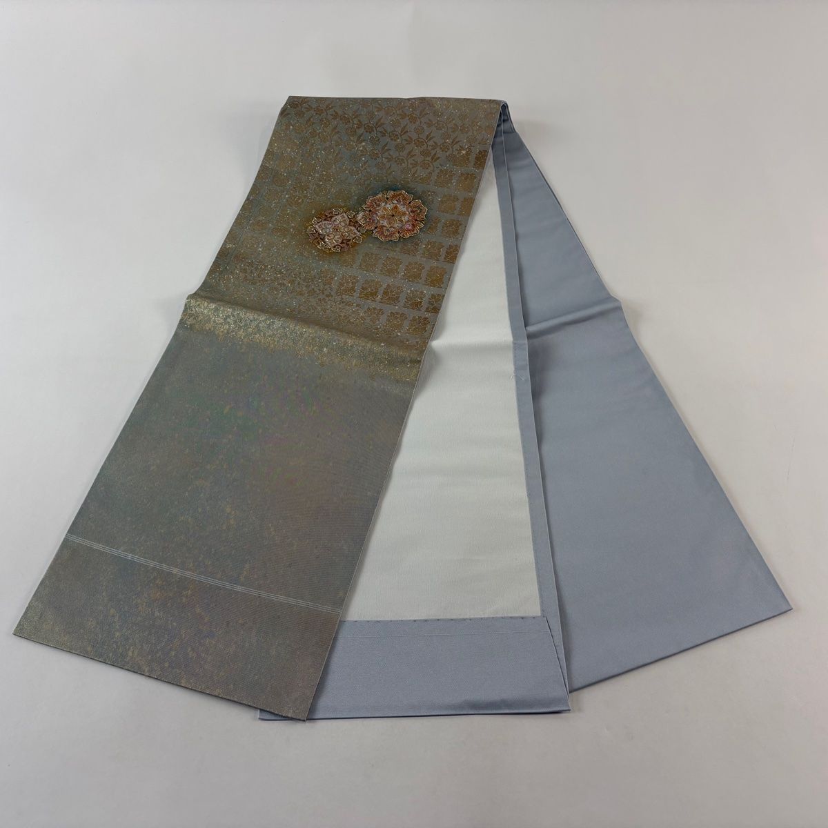 美品】 開き名古屋帯 秀品 華文 金銀彩 螺鈿 灰緑 正絹 【中古