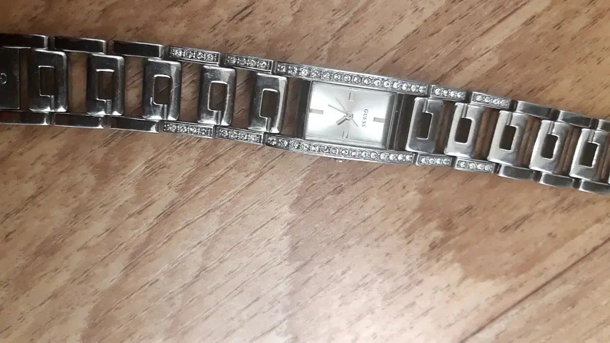 かわいい GUESS キュービック リスト時計 レイディレッド