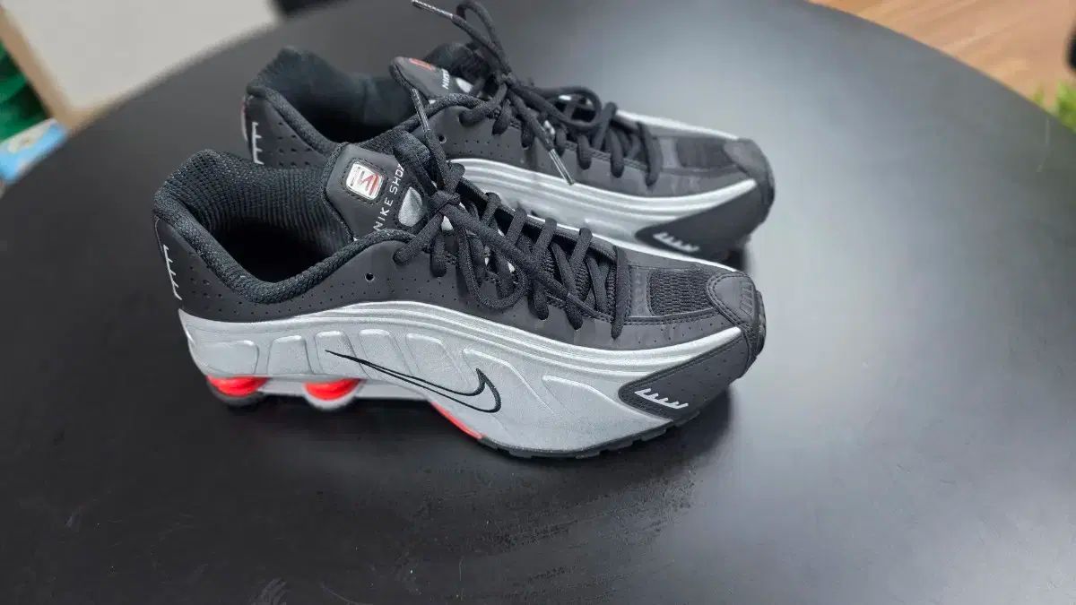 ナイキ ショックス R4 メタリック シルバー レッド 280