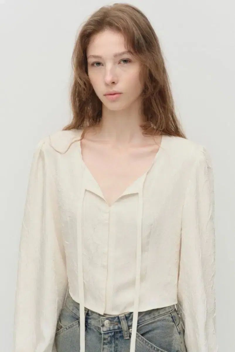 アビエムア クリンクル サテン ブラウス 鳳 えむ 着用