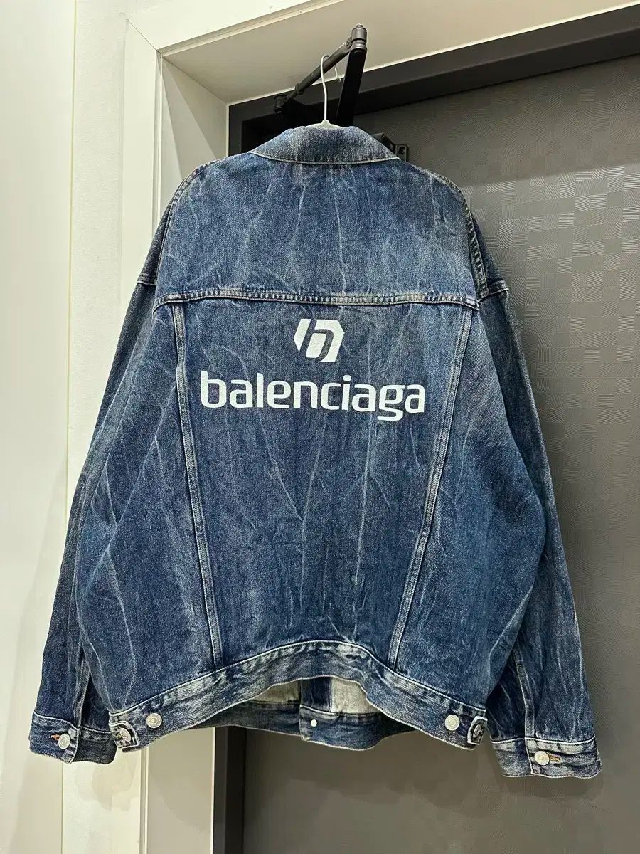 バレンシアガ バックロゴ デニムジャケット - メルカリ