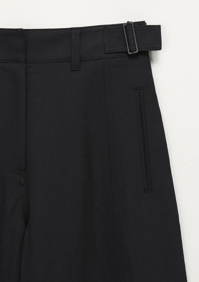 スラックス 238000円