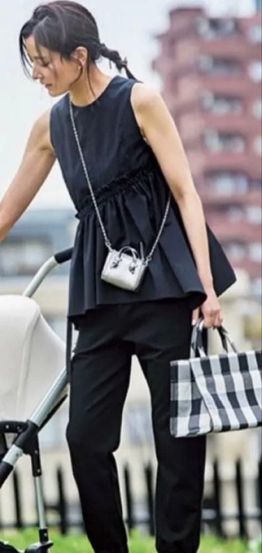 UN 3 D. VERY掲載 定価2.8万 ウエストギャザーボリュームトップ 36