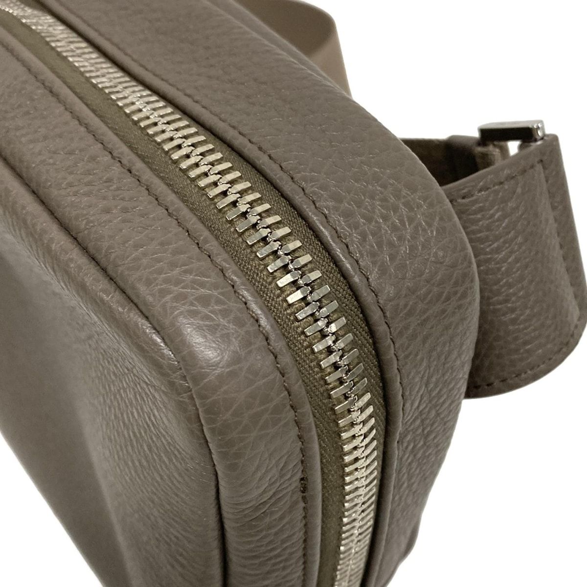 PRADA(プラダ) ワンショルダーバッグ - グレーベージュ レザー - メルカリ