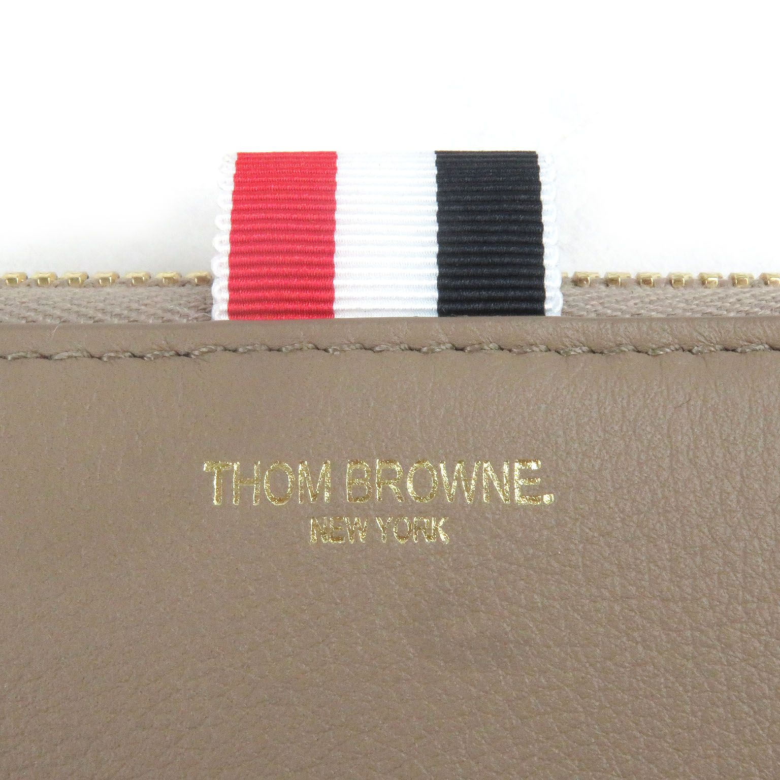 未使用品□THOM BROWNE トムブラウン UAW005A レザー スリム ロング ジップ ウォレット トリコロール 長財布 ベージュ 箱付き メンズ 未使用品□THOM BROWNE トムブラウン UAW005A レザー スリム ロング