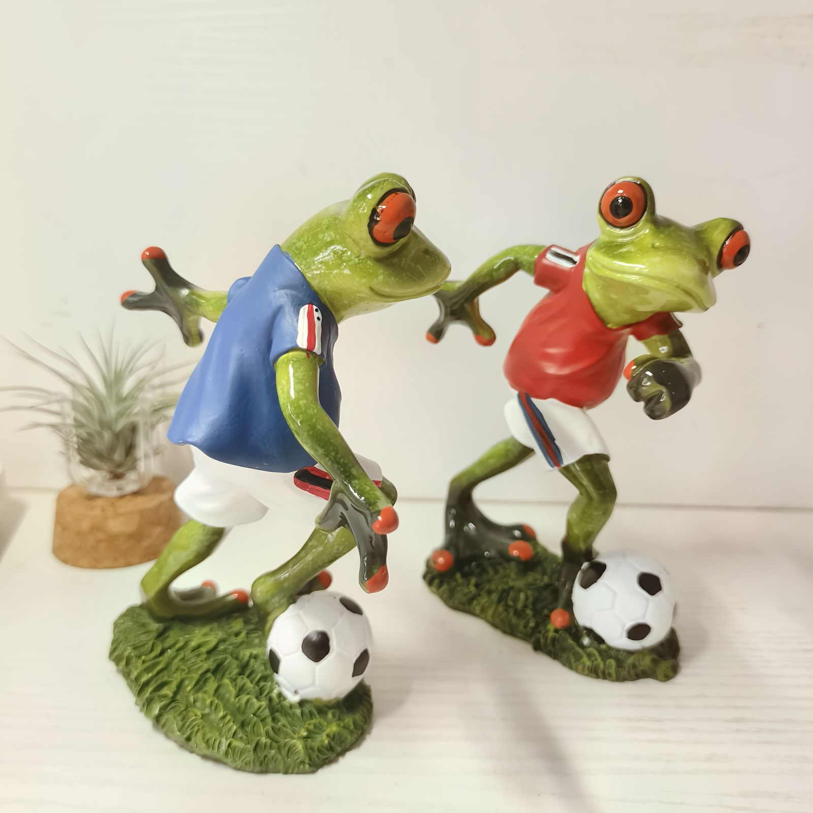 置物 サッカーをしているカエル