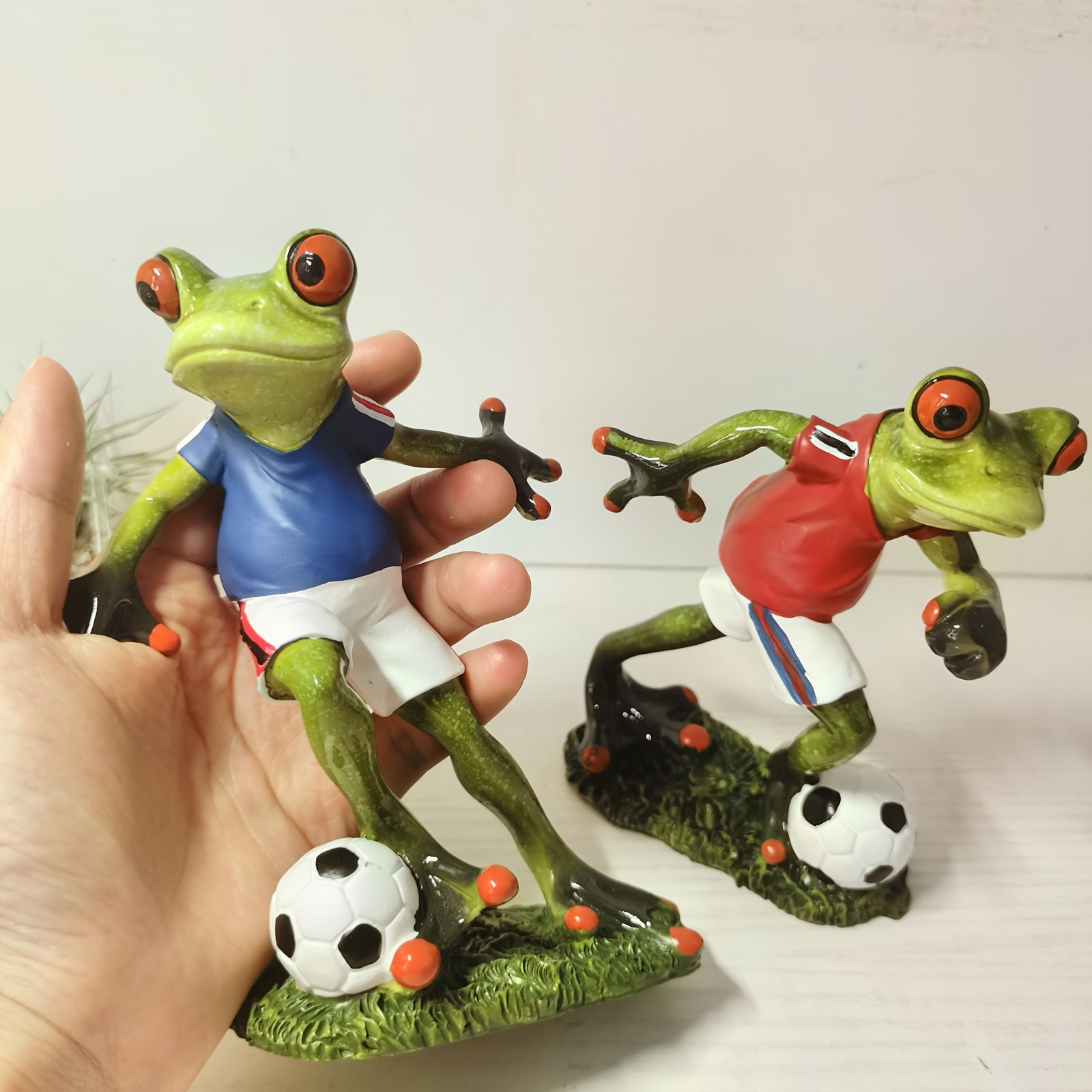 オブジェ 置物 サッカーをしているカエル かえる 2個セット インテリア リビング ダイニング 玄関 寝室 装飾 オーナメント 樹脂 プレゼント ギフト オシャレ ユニーク 棚装飾