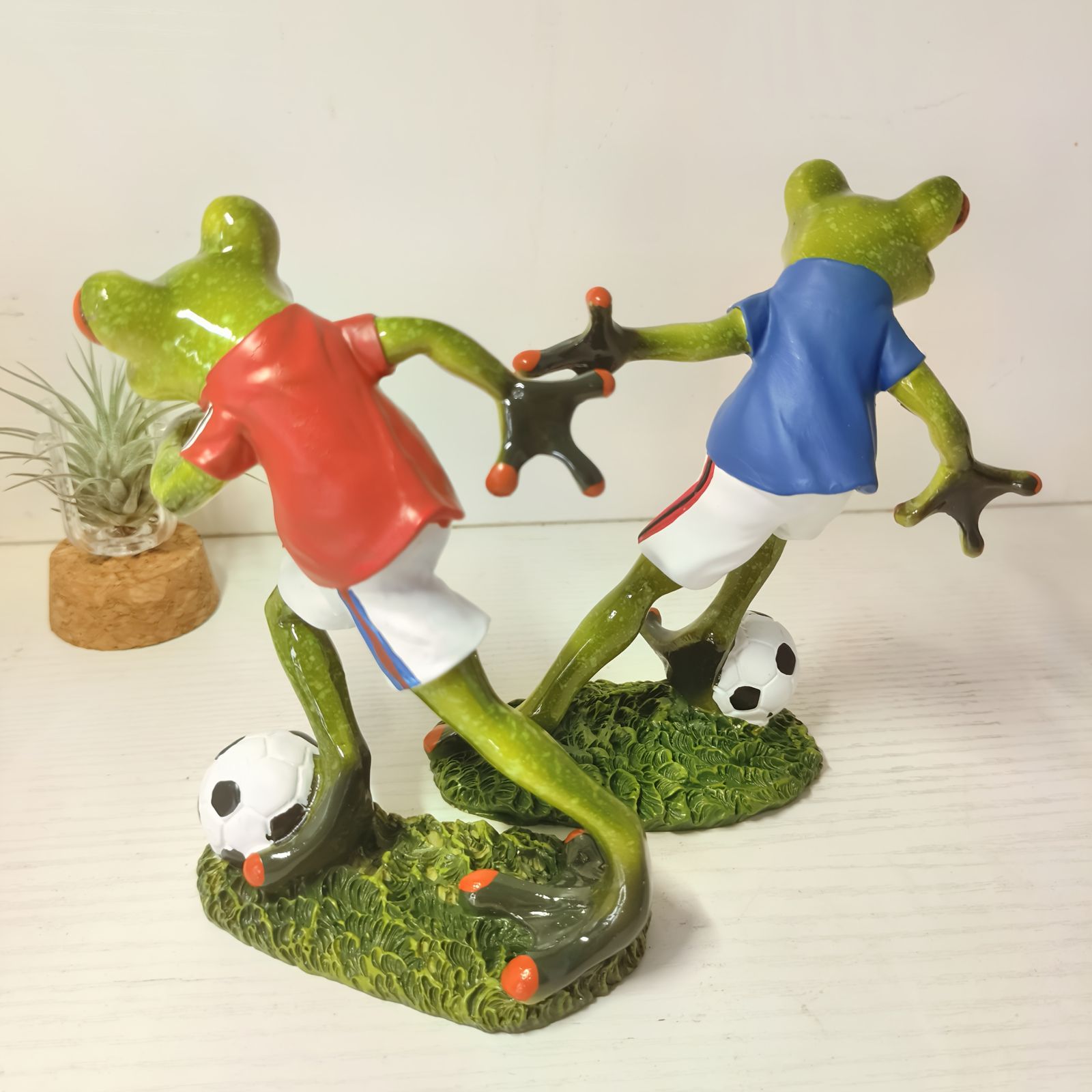  オブジェ 置物 サッカーをしているカエル かえる 2個セット インテリア リビング ダイニング 玄関 寝室 装飾 オーナメント 樹脂 プレゼント ギフト オシャレ ユニーク 棚装飾 ガラス小物 置物 インテリア小物