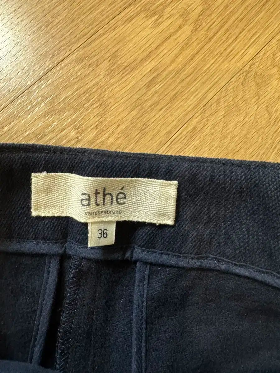 ヴァネッサ ブリューノ athe ネイビー コットン パンツ