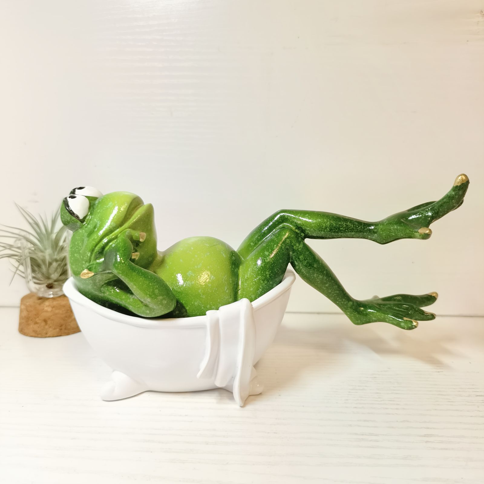 置物 オブジェ ガーデンオーナメント お風呂に入っているカエル かえる 屋内 室内 インテリア 玄関 リビング ダイニング 装飾 庭 ガーデニング ガーデン ギフト インテリア用品 贈り物 雑貨 樹脂 棚装飾 ユニーク