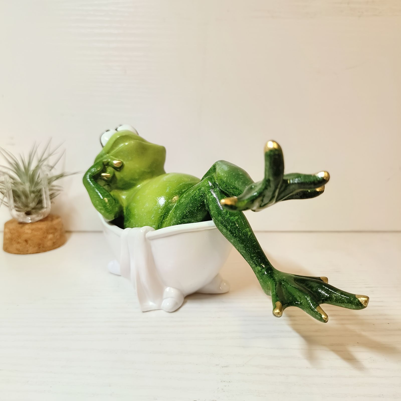 お風呂に入っているカエル かえる