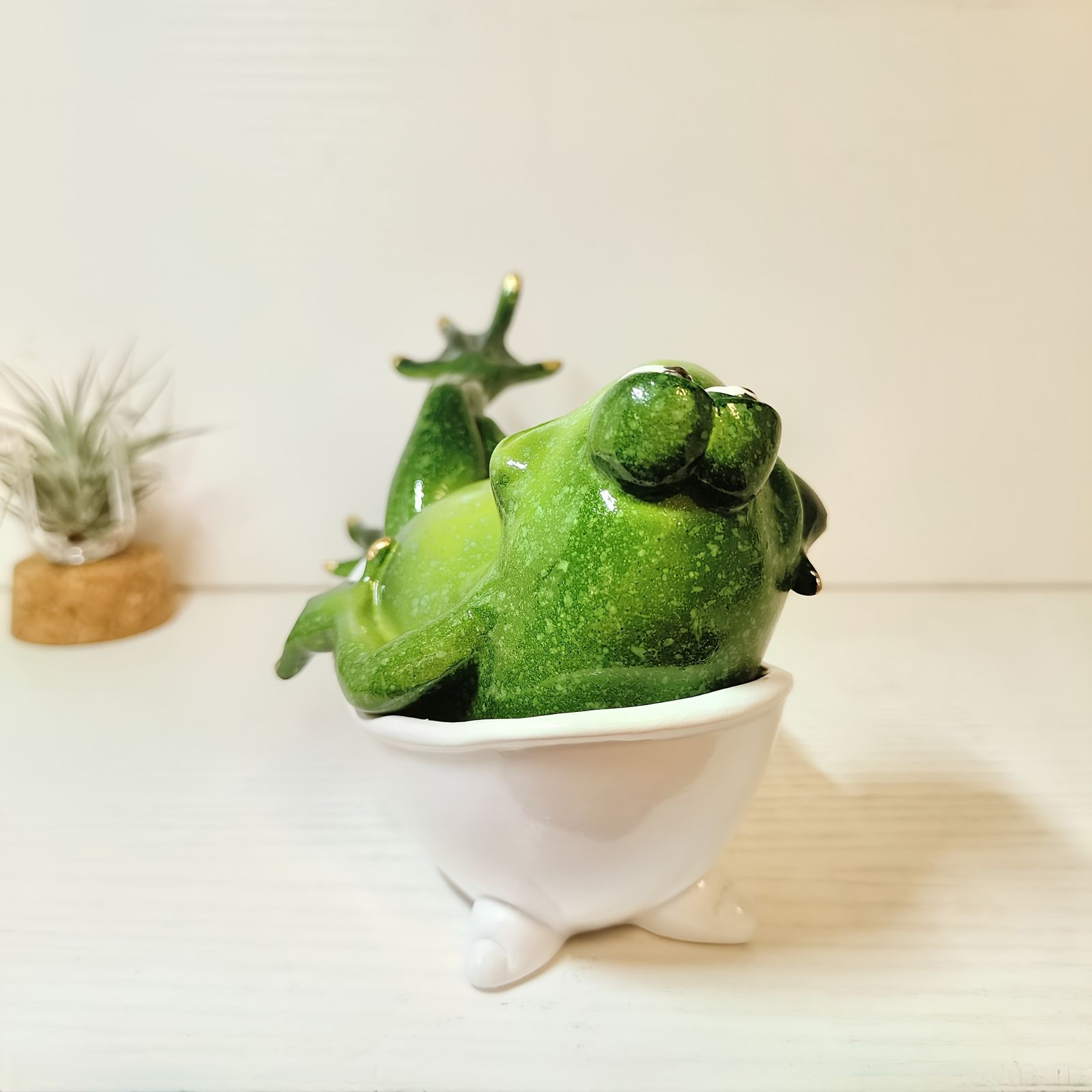 お風呂に入っているカエル