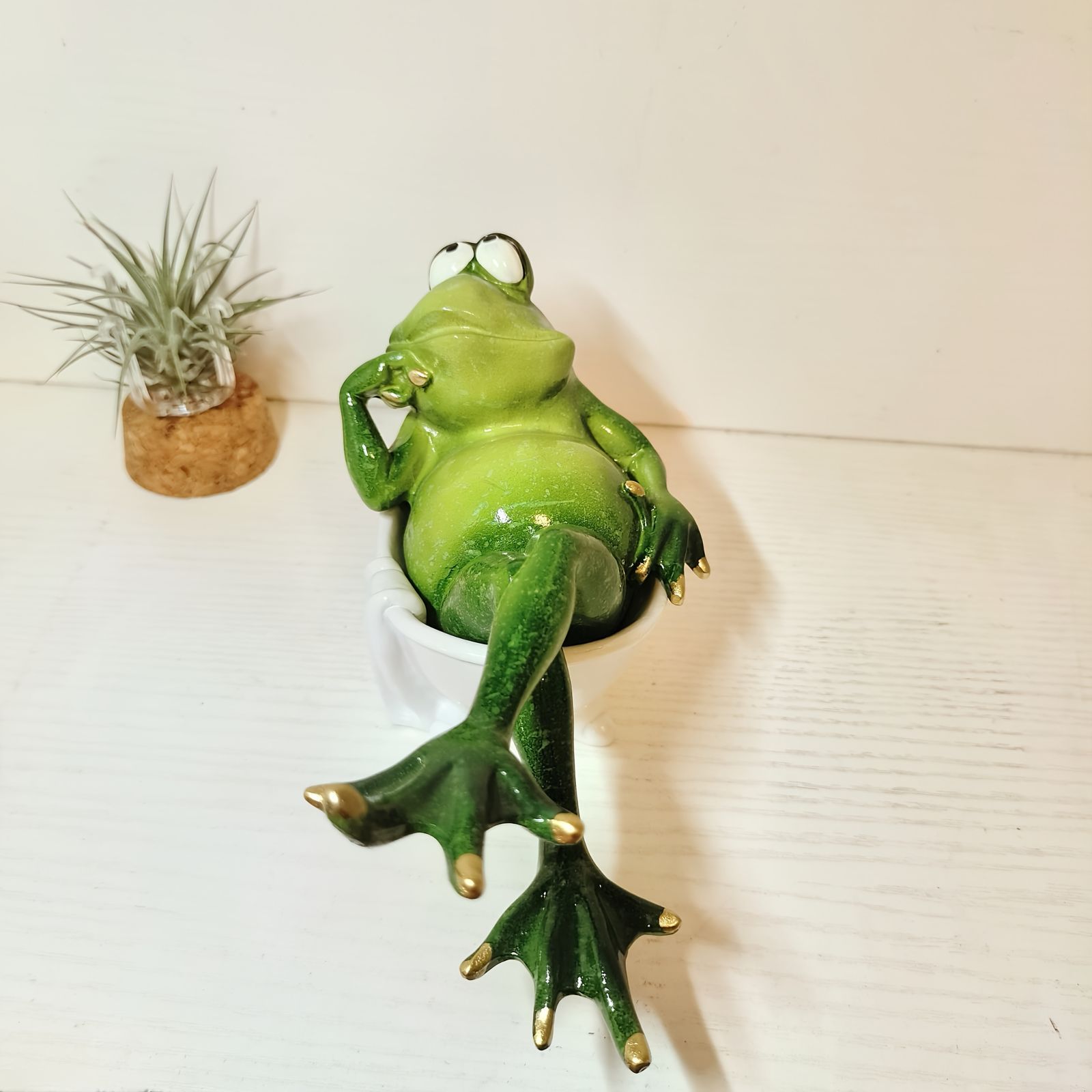  置物 オブジェ ガーデンオーナメント お風呂に入っているカエル かえる 屋内 室内 インテリア 玄関 リビング ダイニング 装飾 庭 ガーデニング 装飾 ガーデン ギフト インテリア用品 贈り物 雑貨 樹脂 棚装飾 ユニーク リビングオブジェ 置物 インテリア小物