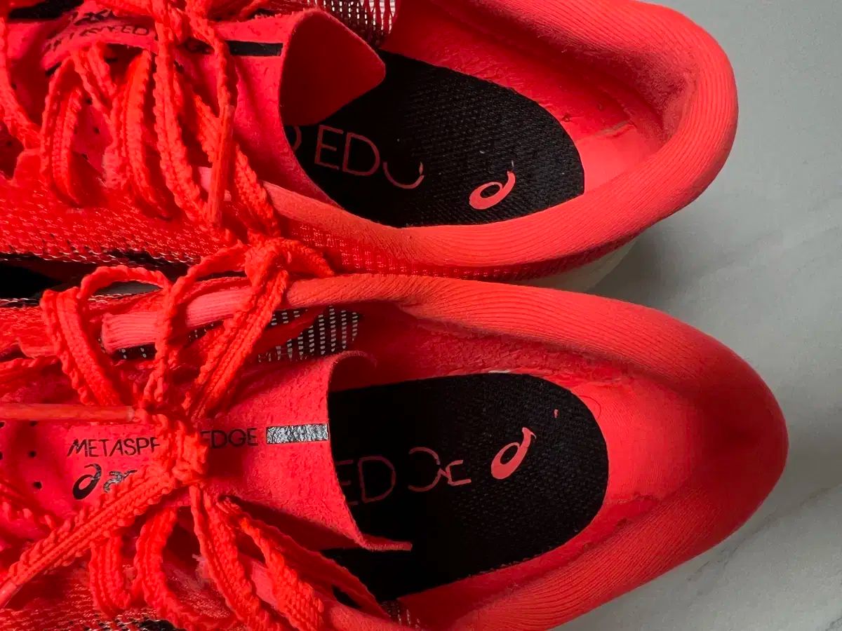 アシックス メタスピード パリ エッジ 275