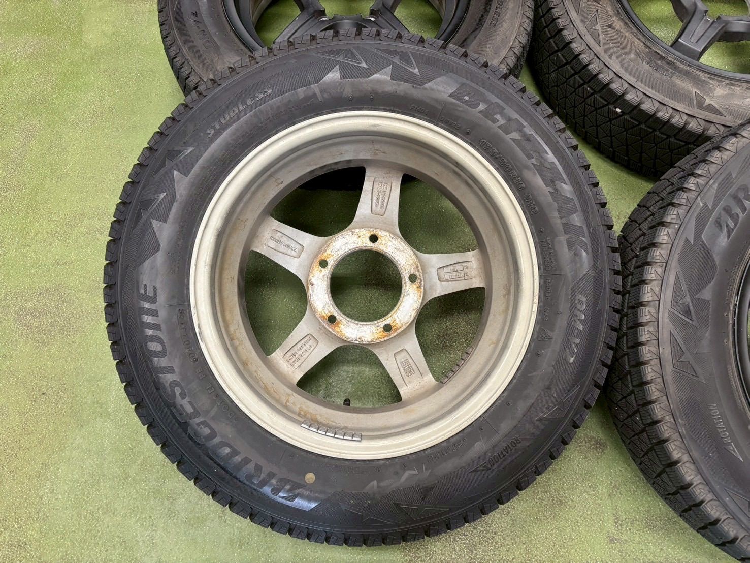 257-216-07 バリ溝 美品 ジムニー スタッドレス タイヤホイール 4本