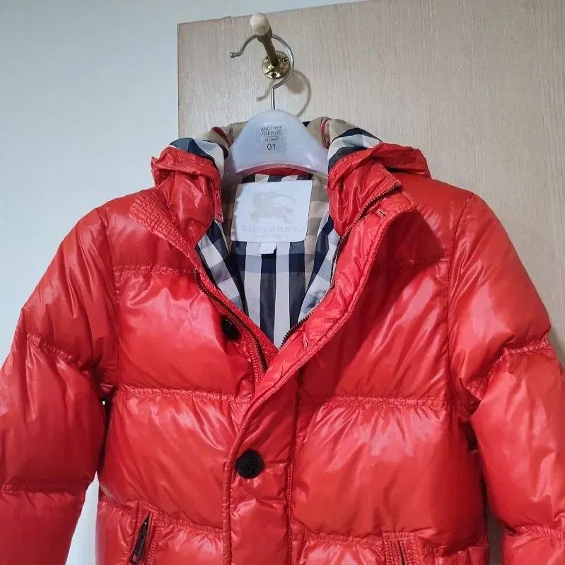 バーバリー キッズ レッド パファー ダウンパディング 9〜11歳