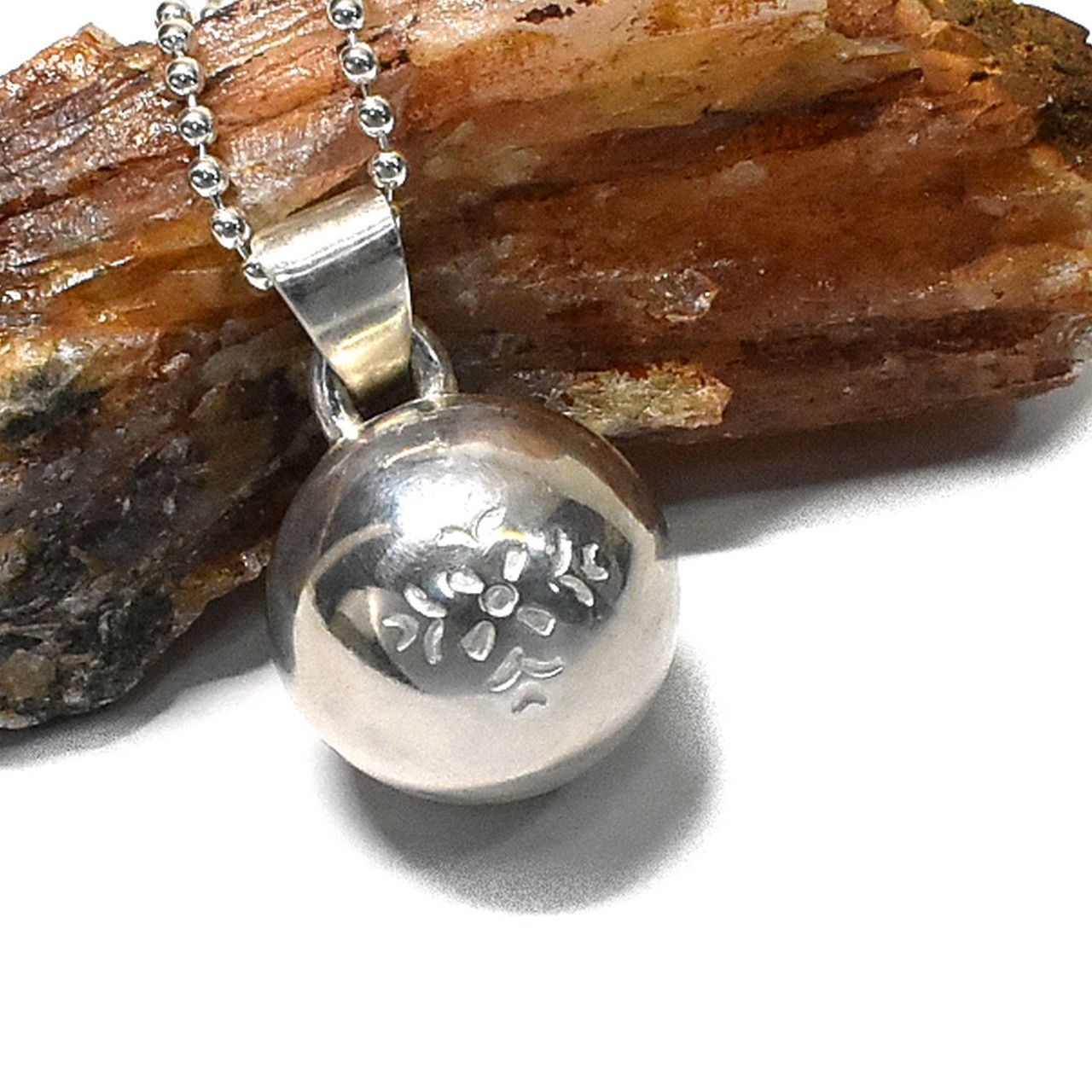 銀の鈴 ペンダントトップ 花の刻印模様