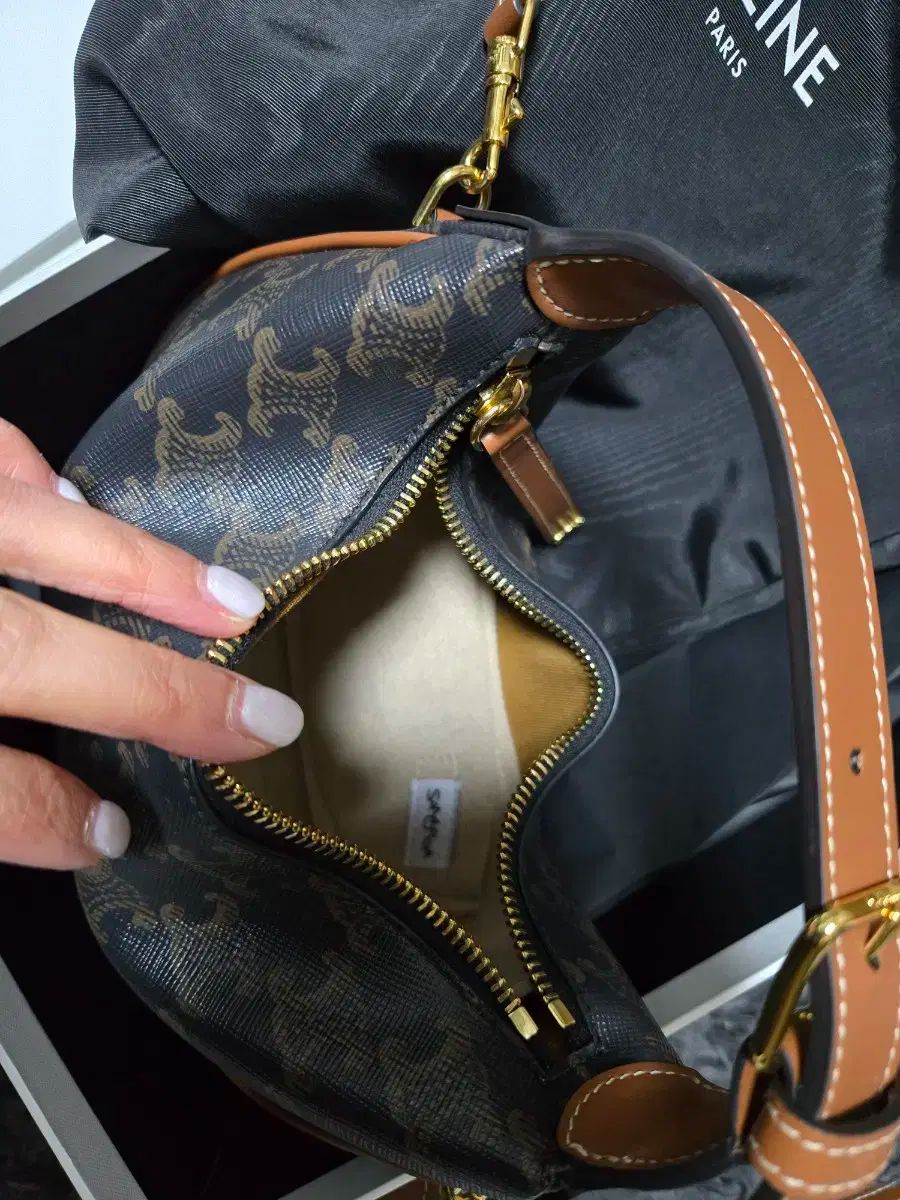 Celine セリーヌ ティン ルー