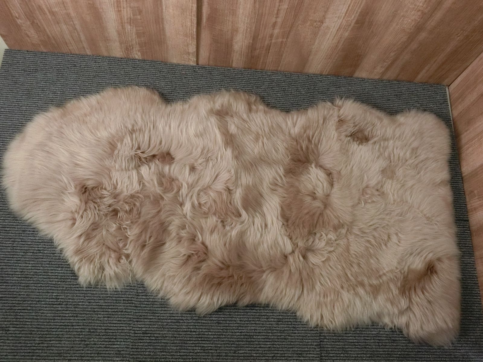 GY220-103 丸八真綿 ムートンラグ 天然毛 ブラウン 60×120cm 1．5匹