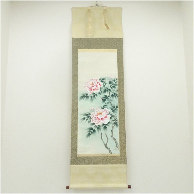 掛け軸　日本画牡丹　筆者珠香絹本 未使用美品 珠香筆 牡丹図 肉筆絹本掛軸（保護箱） 掛け軸 床の間 書 おしゃれ