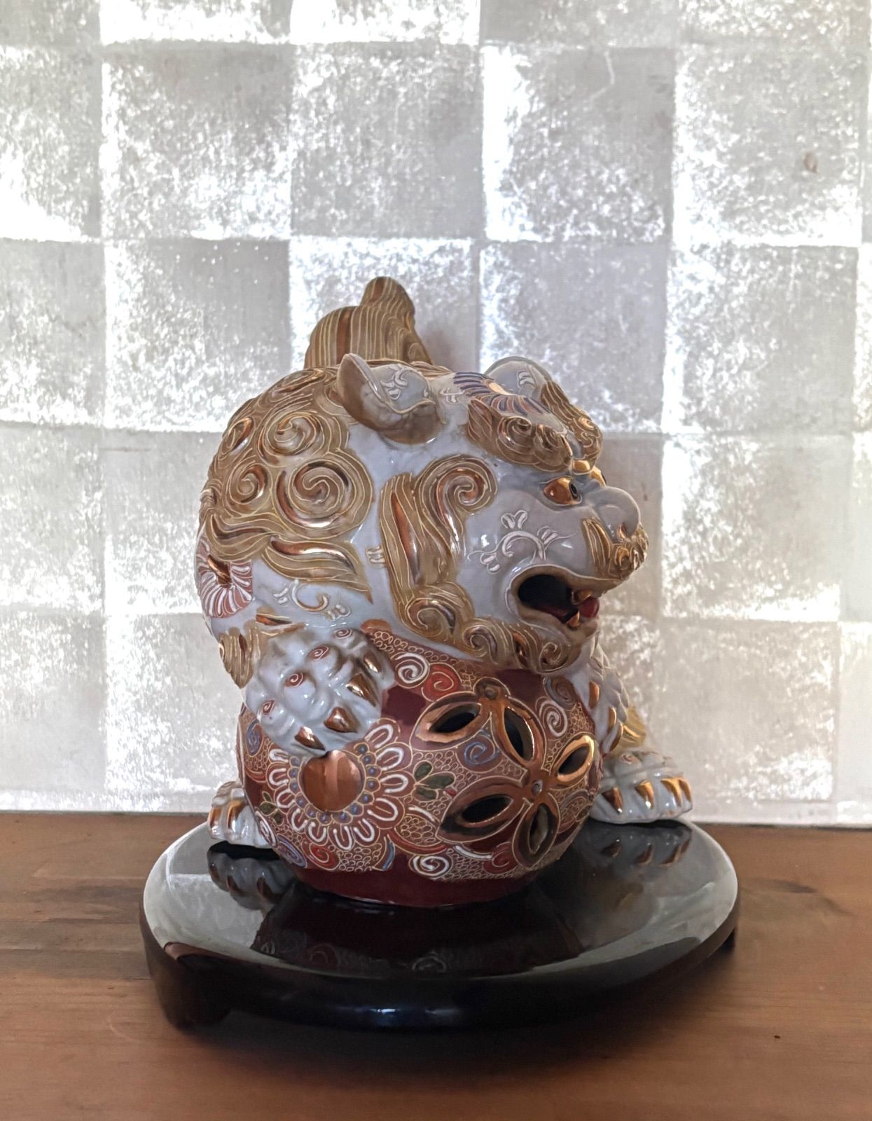 台座付き 九谷焼 玉乗り獅子 白獅子 金彩 置物 縁起物 魔除け 高さ約20