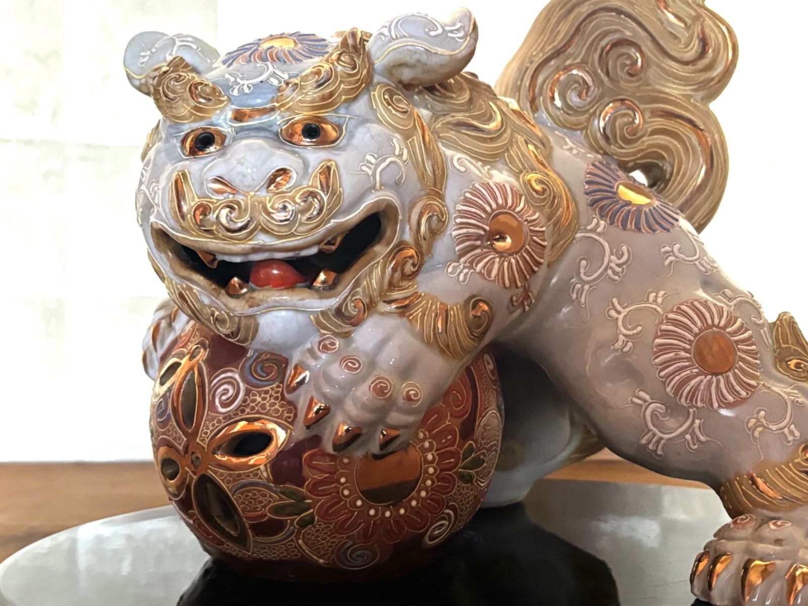 台座付き 九谷焼 玉乗り獅子 白獅子 金彩 置物 縁起物 魔除け 高さ約20